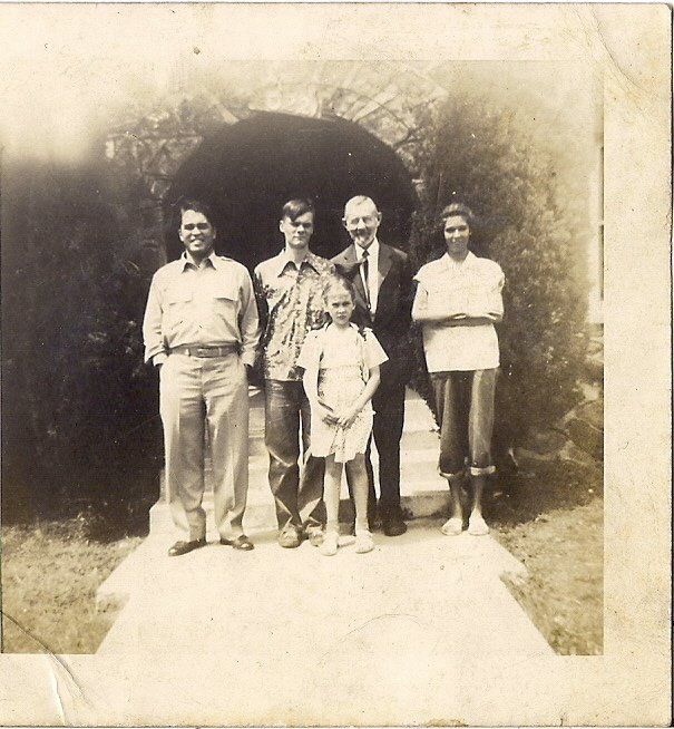 Carlos_with_Jim_&_Lorrie_Quirino,_Percy_Dawson_and_Didi_Quirino_in_front_